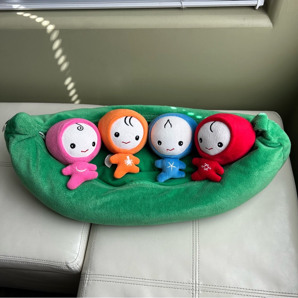 One 23” Beanpod with Four 6” Dolls